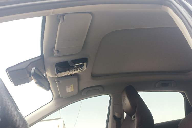Used SOL QX 2021 300T DCT Prestige Smart Connectivity Version Headliner
