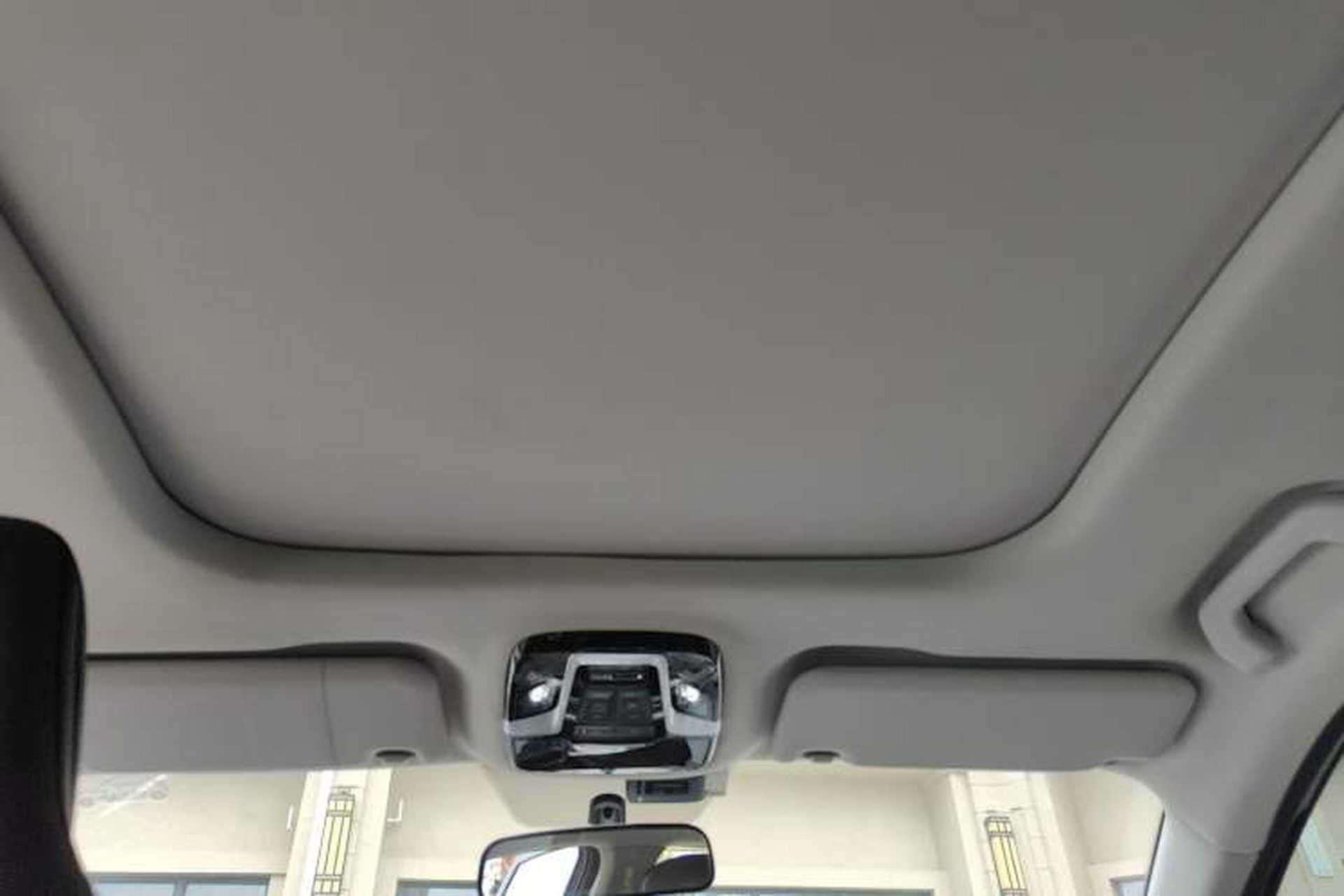 Used SOL QX 2021 300T DCT Prestige Smart Connectivity Version Headliner
