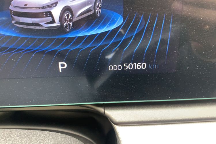 Used SOL QX 2021 300T DCT Deluxe Smart Connectivity Version Odometer Close Up