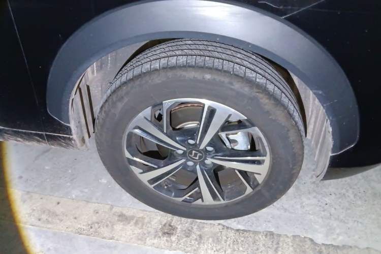 Used SOL QX 2021 300T DCT Prestige Smart Connectivity Version Right Front Wheel Hub