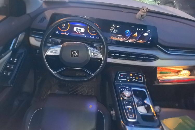 Used SOL QX 2021 300T DCT Deluxe Smart Connectivity Version Center Console