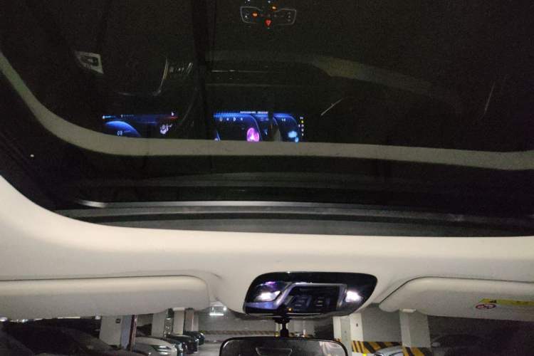 Used SOL QX 2021 300T DCT Prestige Smart Connectivity Version Headliner
