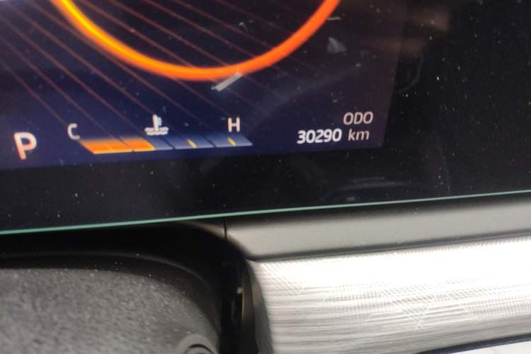 Used SOL QX 2021 300T DCT Deluxe Smart Connectivity Version Odometer Close Up