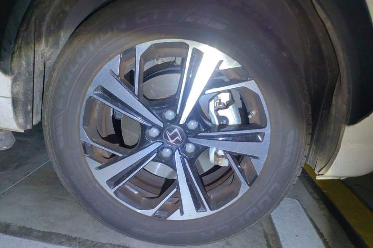 Used SOL QX 2021 300T DCT Prestige Smart Connectivity Version Right Front Wheel Hub