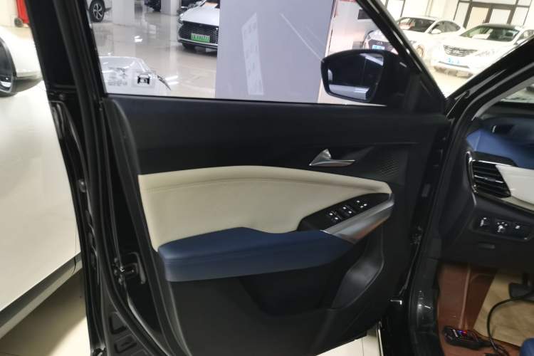 Used SOL X8 2021 300T DCT Leading Smart Connectivity Version 7 Seats Left Front Door Interior
