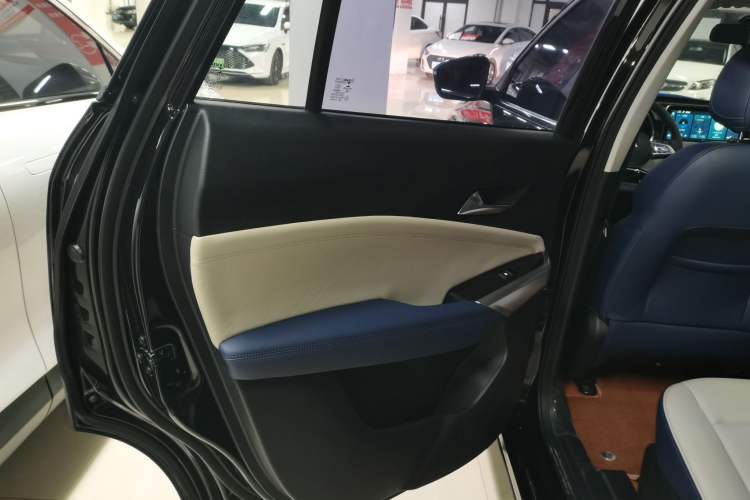 Used SOL X8 2021 300T DCT Leading Smart Connectivity Version 7 Seats Left Rear Door Interior
