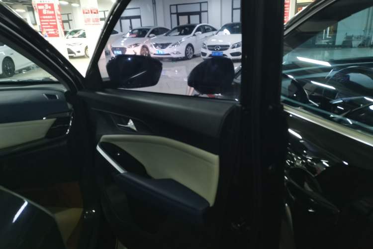 Used SOL X8 2021 300T DCT Leading Smart Connectivity Version 7 Seats Right Front Door Interior