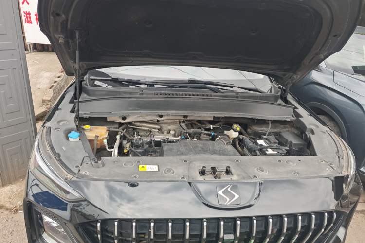 Used SOL X8 2021 300T DCT Leading Smart Connectivity Version 7 Seats Engine Bay
