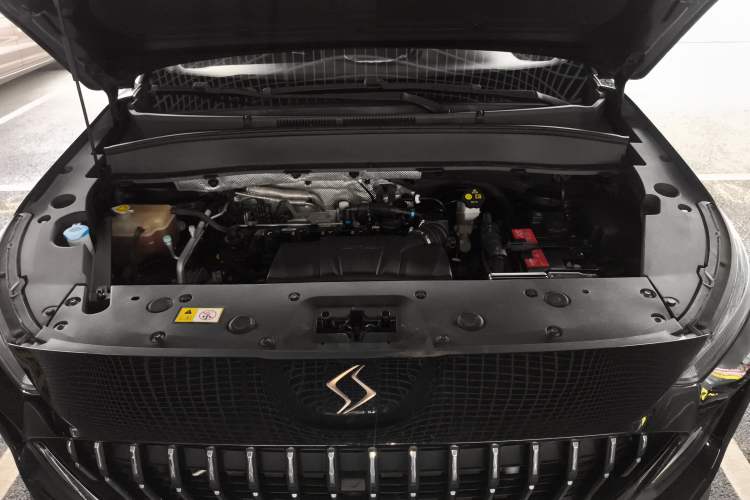 Used SOL X8 2021 300T DCT Leading Smart Connectivity Version 7 Seats Engine Bay