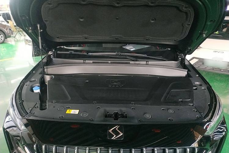 Used SOL X8 2021 300T DCT Leading Smart Connectivity Version 7 Seats Engine Bay