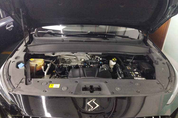Used SOL X8 2021 300T DCT Leading Smart Connectivity Version 6 Seats Engine Bay