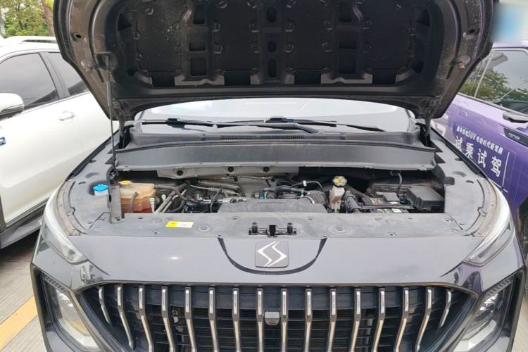 Used SOL X8 2021 300T DCT Leading Smart Connectivity Version 7 Seats Engine Bay