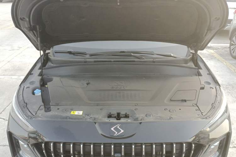 Used SOL X8 2021 300T DCT Leading Smart Connectivity Version 7 Seats Engine Bay