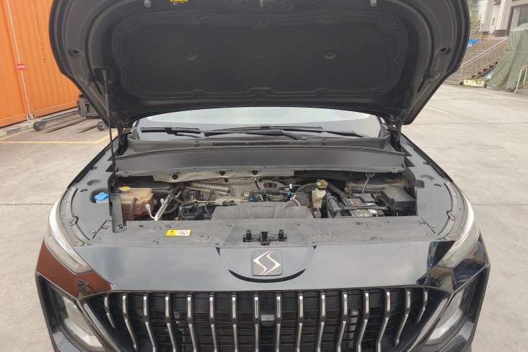 Used SOL X8 2021 300T DCT Leading Smart Connectivity Version 7 Seats Engine Bay
