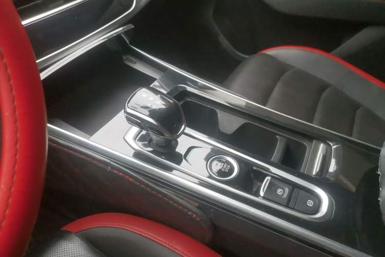 Used SOL X8 2021 300T DCT Luxury Smart Connect Edition 7 Seats Gear Lever