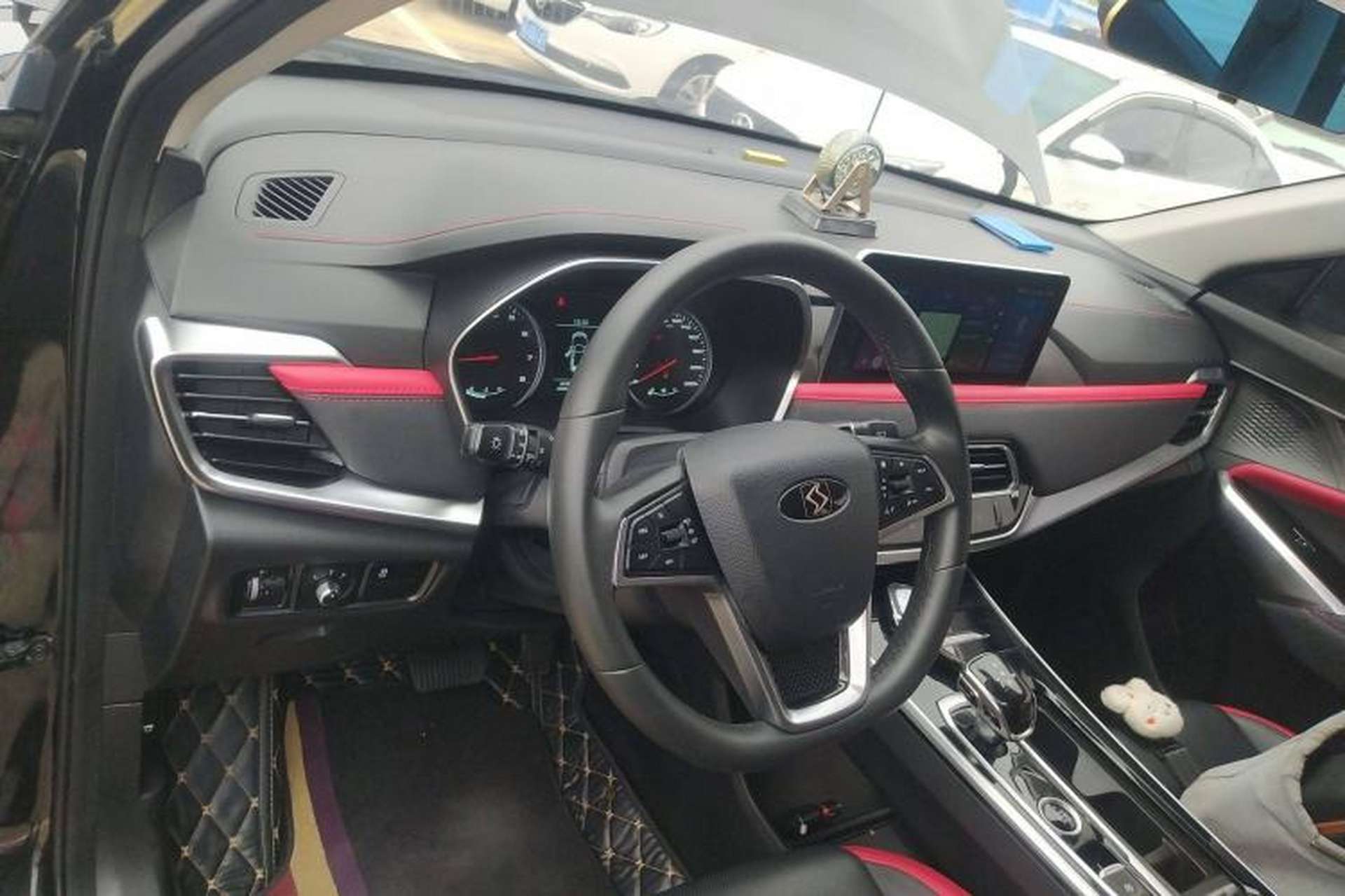 Used SOL X8 2021 300T DCT Leading Smart Connectivity Version 7 Seats Interior 2