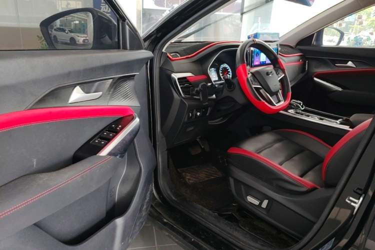 Used SOL X8 2021 300T DCT Leading Smart Connectivity Version 7 Seats Interior 3