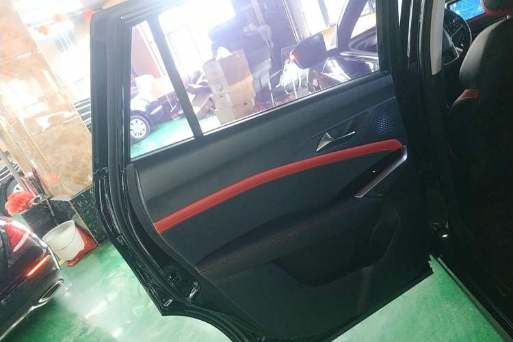 Used SOL X8 2021 300T DCT Leading Smart Connectivity Version 7 Seats Interior 8