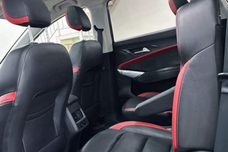 Used SOL X8 2021 300T DCT Leading Smart Connectivity Version 6 Seats Interior 8