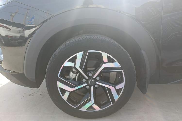 Used SOL X8 2021 300T DCT Luxury Smart Connect Edition 6 Seats Left Front Wheel Hub