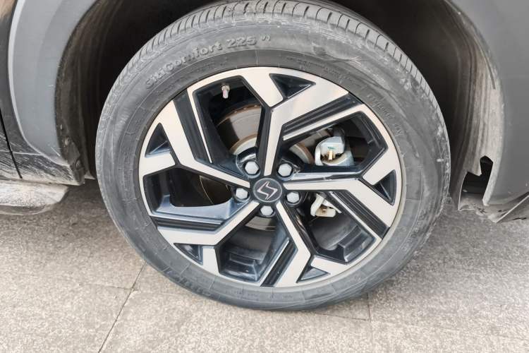 Used SOL X8 2021 300T DCT Prestige Smart Connect Edition 7 Seats Right Front Wheel Hub