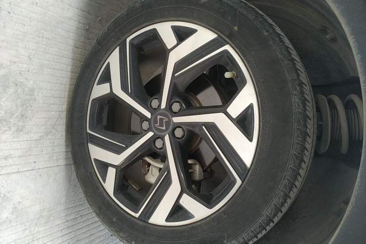 Used SOL X8 2021 300T DCT Luxury Smart Connect Edition 6 Seats Right Front Wheel Hub