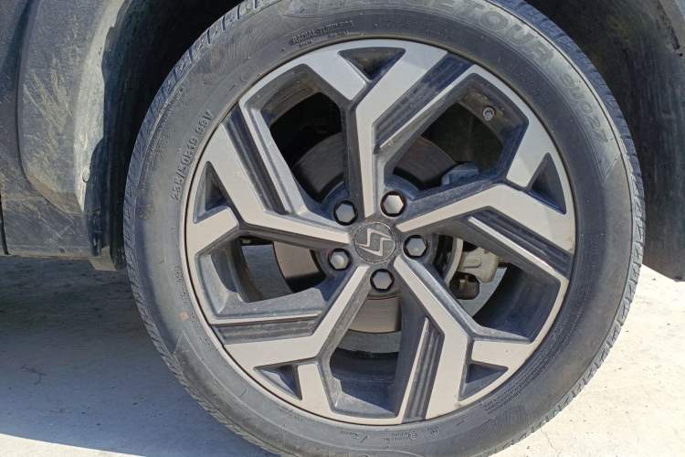 Used SOL X8 2021 300T DCT Prestige Smart Connect Edition 6 Seats Right Front Wheel Hub