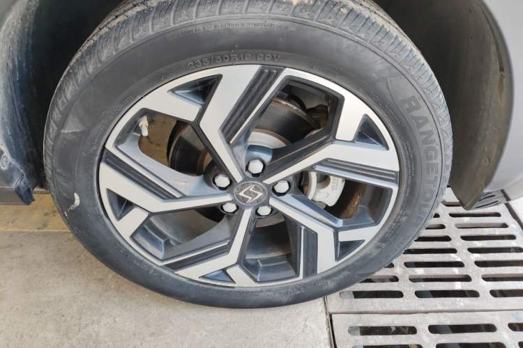 Used SOL X8 2021 300T DCT Leading Smart Connectivity Version 6 Seats Right Front Wheel Hub