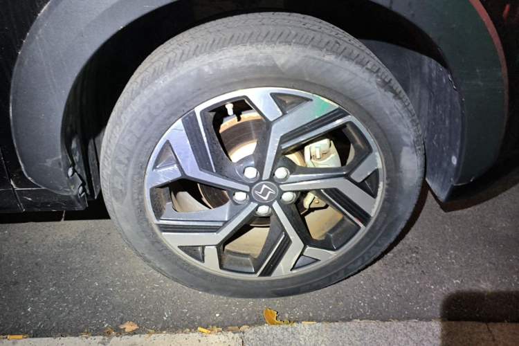 Used SOL X8 2021 300T DCT Prestige Smart Connect Edition 6 Seats Right Front Wheel Hub