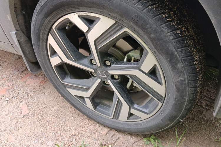 Used SOL X8 2021 300T DCT Prestige Smart Connect Edition 6 Seats Right Front Wheel Hub