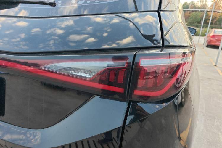 Used SOL X8 2021 300T DCT Luxury Smart Connect Edition 5 Seats Right Rear Taillight