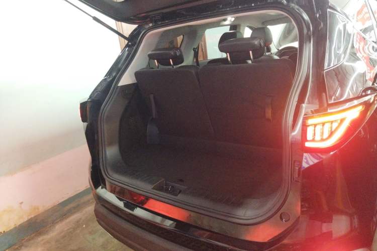 Used SOL X8 2021 300T DCT Leading Smart Connectivity Version 6 Seats Trunk