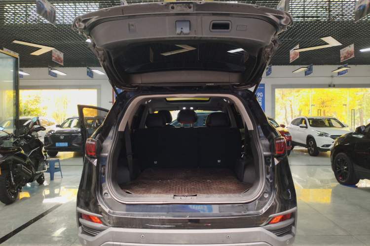 Used SOL X8 2021 300T DCT Leading Smart Connectivity Version 7 Seats Trunk