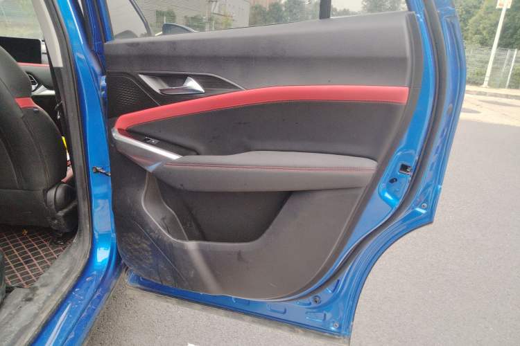 Used SOL X8 2021 300T DCT Prestige Smart Connect Edition 6 Seats Right Rear Door Interior