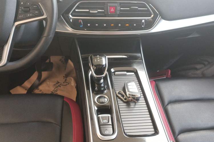 Used SOL X8 2021 300T DCT Luxury Smart Connect Edition 6 Seats Gear Lever