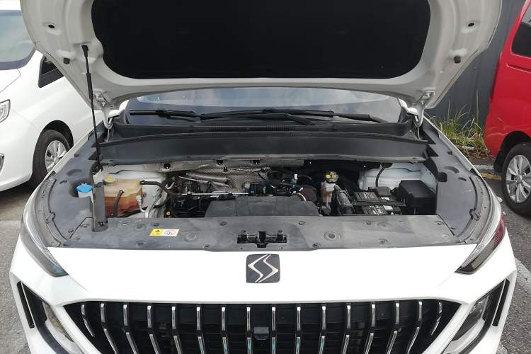 Used SOL X8 2021 300T DCT Leading Smart Connectivity Version 6 Seats Engine Bay
