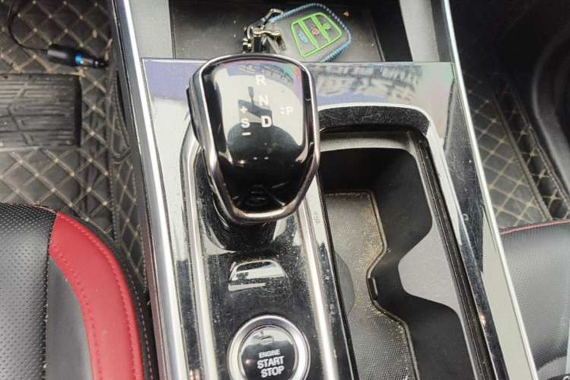 Used SOL X8 2021 300T DCT Prestige Smart Connect Edition 7 Seats Gear Lever