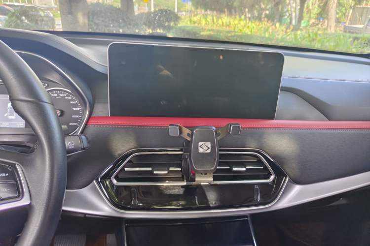 Used SOL X8 2021 300T DCT Leading Smart Connectivity Version 7 Seats Interior 3