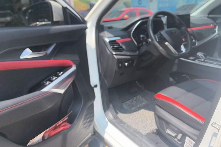 Used SOL X8 2021 300T DCT Leading Smart Connectivity Version 7 Seats Interior 3