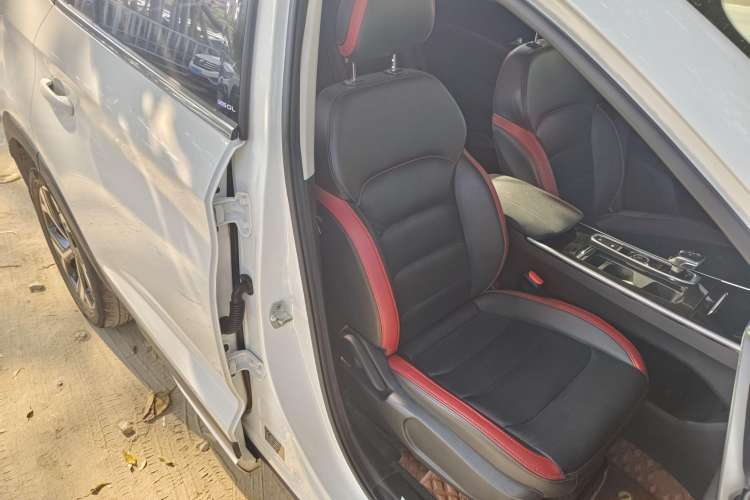 Used SOL X8 2021 300T DCT Leading Smart Connectivity Version 7 Seats Interior 9