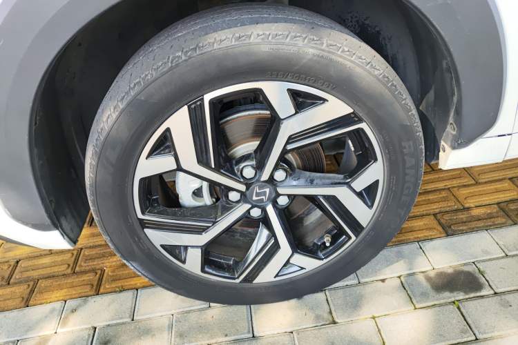 Used SOL X8 2021 300T DCT Luxury Smart Connect Edition 6 Seats Left Front Wheel Hub
