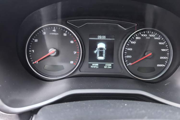 Used SOL X8 2021 300T DCT Luxury Smart Connect Edition 7 Seats Odometer Close Up
