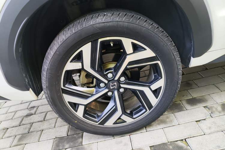Used SOL X8 2021 300T DCT Luxury Smart Connect Edition 6 Seats Right Rear Wheel Hub