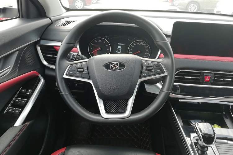 Used SOL X8 2021 300T DCT Leading Smart Connectivity Version 6 Seats Steering Wheel