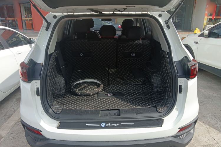 Used SOL X8 2021 300T DCT Leading Smart Connectivity Version 7 Seats Trunk