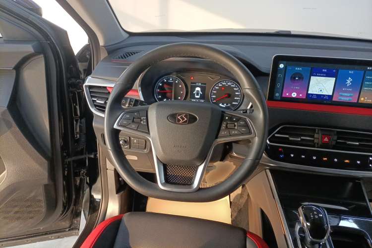 Used SOL X8 2022 Da Sheng Edition 300T DCT Xingzhe Model 7 Seats Steering Wheel