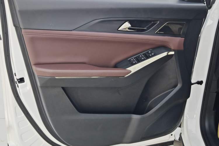 Used SOL X8 PLUS 2023 1.5 TGDI DCT Smart Edition 7-Seater Interior 9