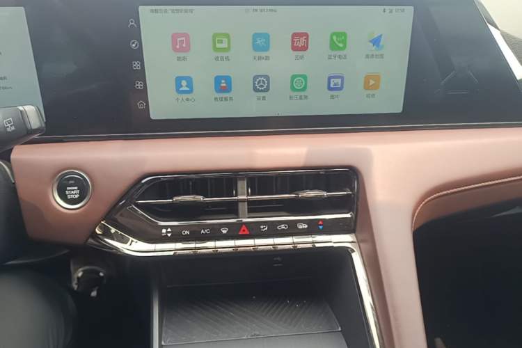 Used SOL X8 PLUS 2023 1.5 TGDI DCT Smart Home Edition 7-Seater Audio And AC Panel