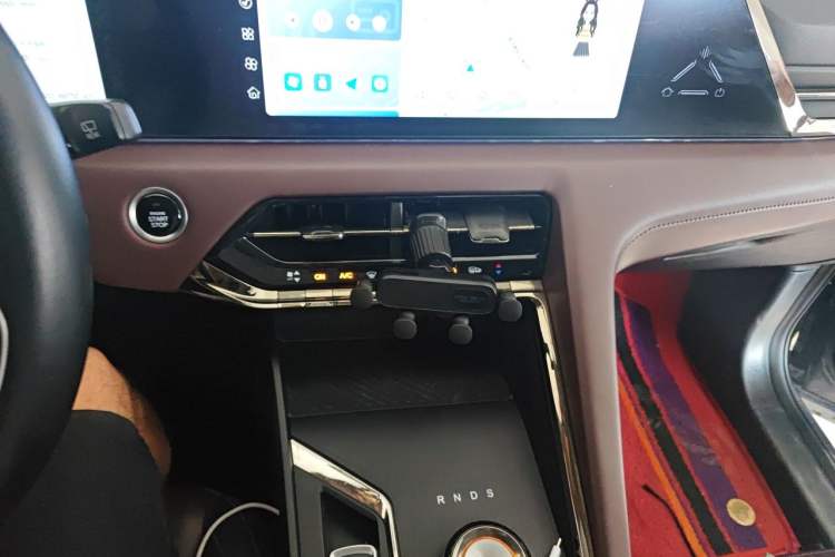 Used SOL X8 PLUS 2023 1.5 TGDI DCT Prestige Edition 7-Seater Audio And AC Panel