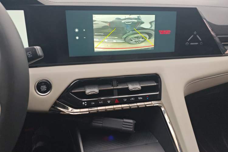 Used SOL X8 PLUS 2023 1.5 TGDI DCT Smart Home Edition 7-Seater Audio And AC Panel